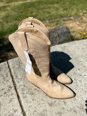 NWT No Boundaries Sand Suede Western Boots